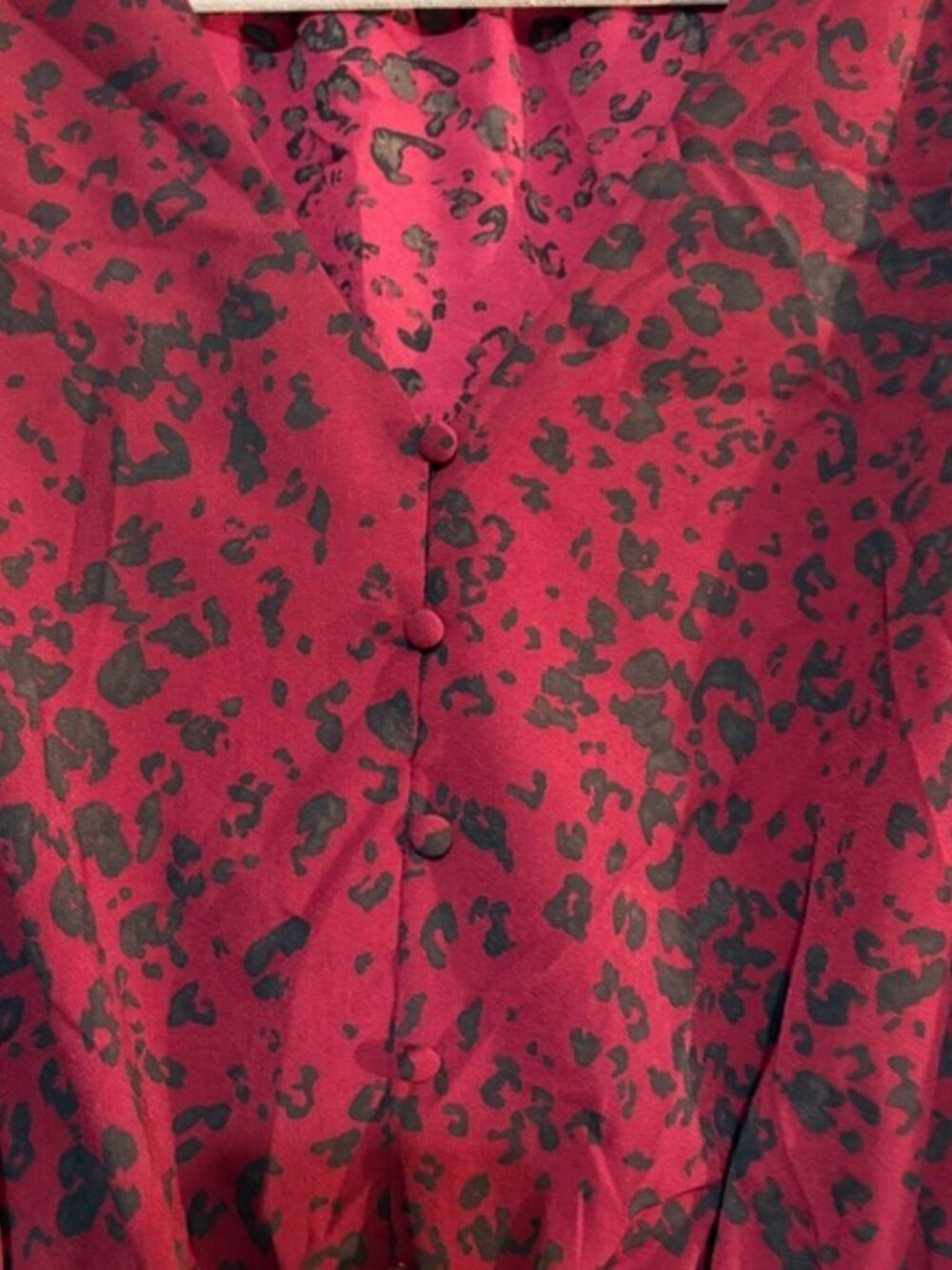 Nine West Women’s Cinched Waist V-Neck Blouse in Deep Red Cheetah Size Medium - Picture 4 of 9